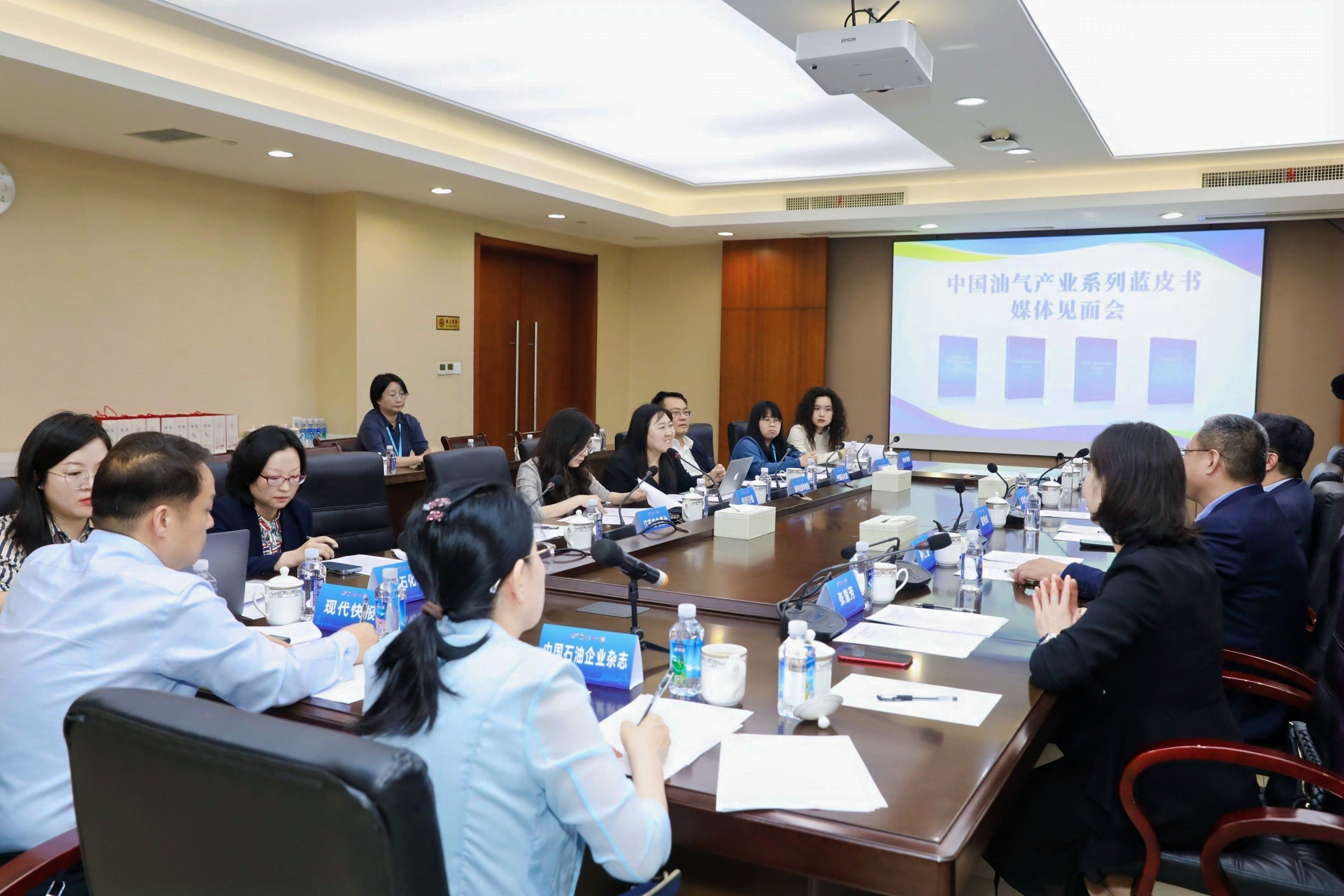 ʯ��ʯ����ҵ�Ļ���Ʒ�������������չ���������й�������ҵϵ����Ƥ�鷢�����������ٿ�