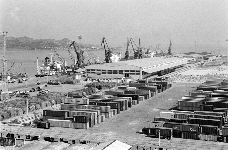 ϰ��ƽͬ־�쵼���ơ�1985�ꡪ2000�����ž�����ᷢչս�ԡ���ʾ¼