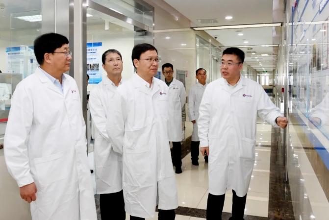 �Ŵ������й��������Ƭ��������е�λ����