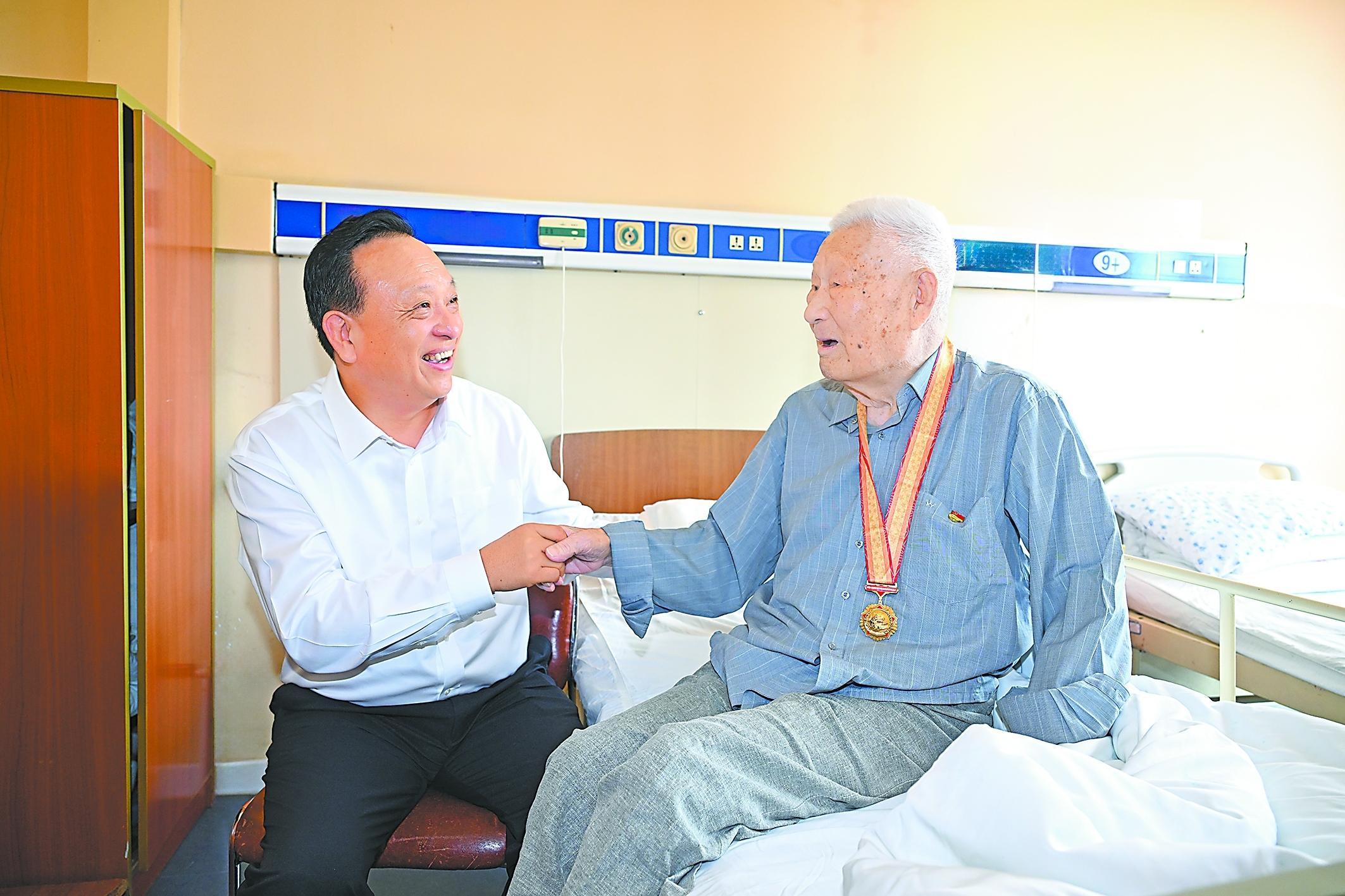 ����������ο�ʿ�ս��սʿ���䷢���й�������ս��ʤ��80���ꡱ������