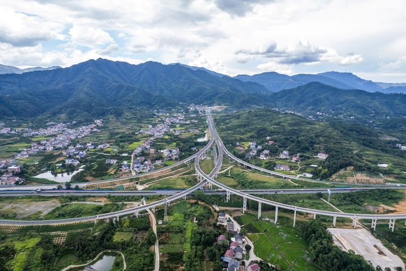 ȷ������ʵ����������ִ���ȡ�þ����Խ�չ����д�ڵ��Ķ�ʮ������ȫ���ٿ�֮��